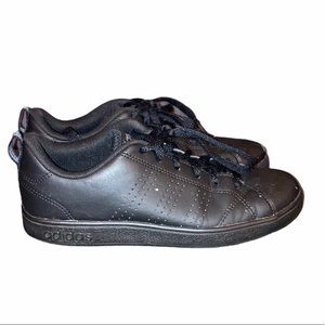 Youth black adidas tennis shoe
